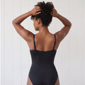 Body reductor negro sin costuras visto de espaldas, tirantes finos regulables