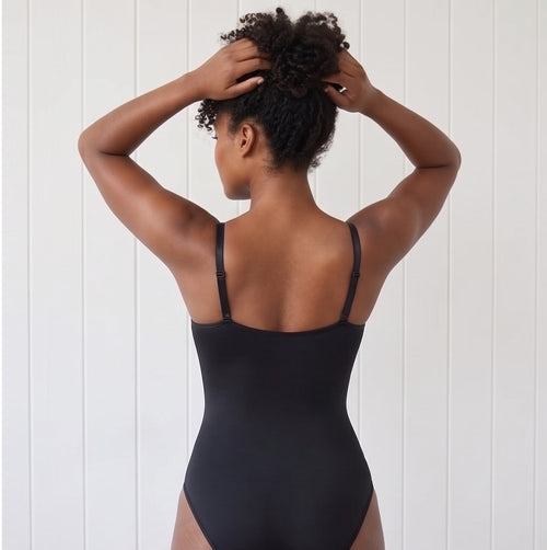 Body reductor negro sin costuras visto de espaldas, tirantes finos regulables