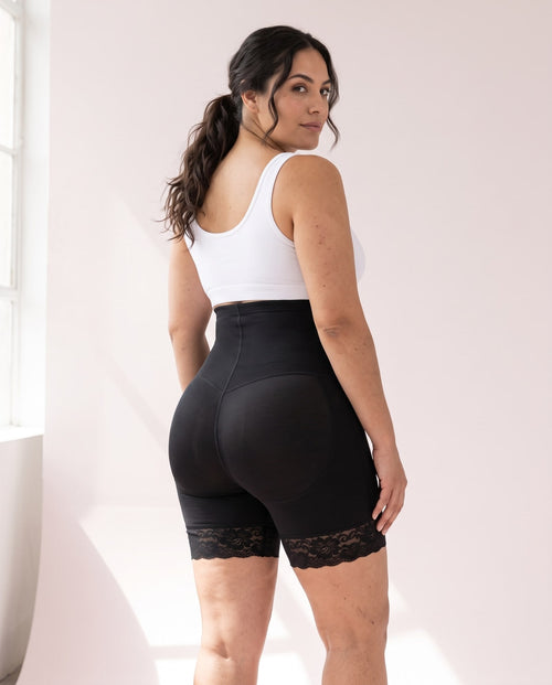 Vista de espalda de la faja short levanta cola negra con encaje en la pierna
