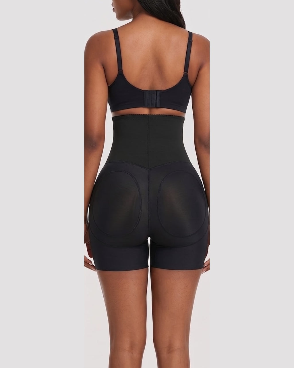Vista de espalda del short moldeador negro con paneles levantadores
