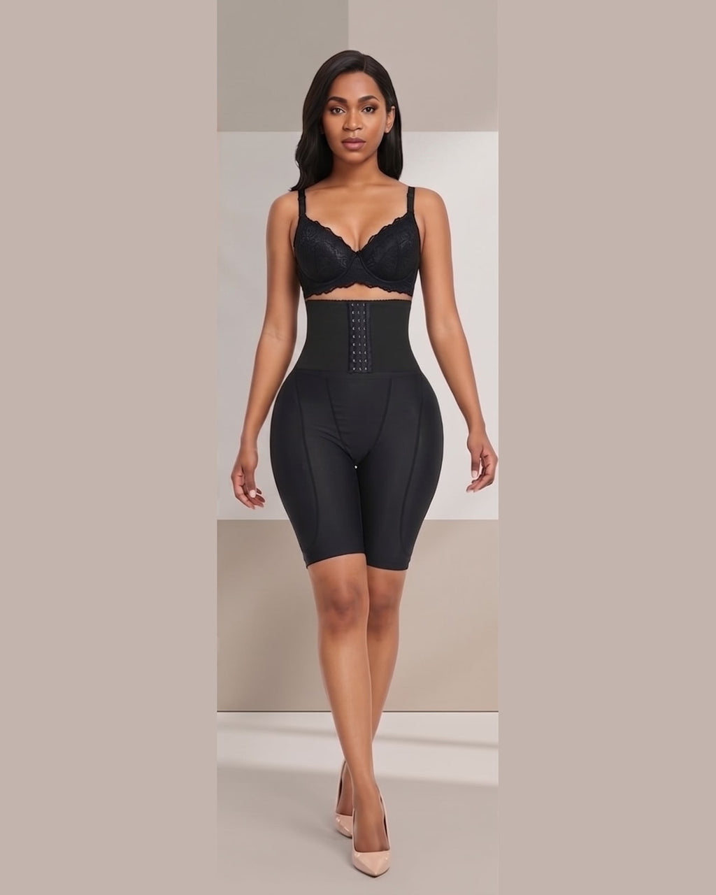 Mujer de cuerpo entero con short moldeador negro de talle alto