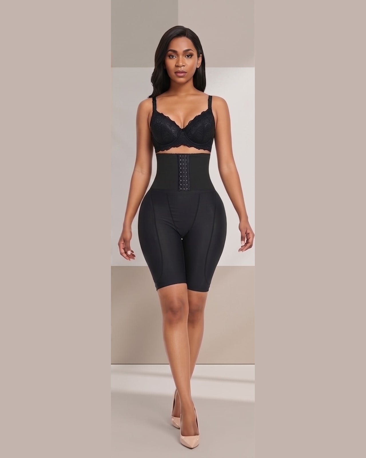 Mujer de cuerpo entero con short moldeador negro de talle alto